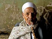 Egyptien fumant la chicha